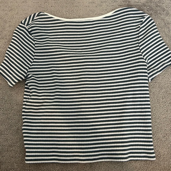 Levi’s Ribbed Button Tee - Picture 2 of 6